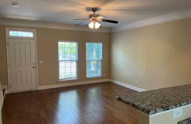 SPECIAL: Lock-in price for up to 18 Month Lease!!! - 3 bedroom/2.5 Bathroom Sugar Valley Townhome Gallery 3