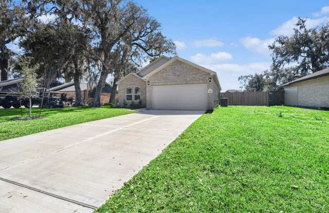 Columbia Lakes --- 4 bedroom/2 bath on an oversized 75' lot!! Gallery 3