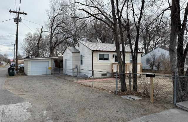 3 Bedroom 1 Bath Beautiful House with Fenced Yard & Garage Gallery 3