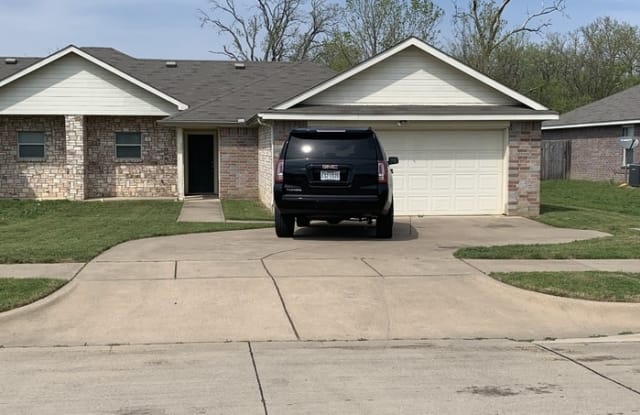 860 Robinson Court - 860 Robinson Court, Grand Prairie, TX 75051