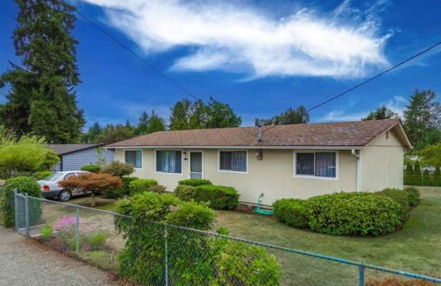 Kent rambler ready for move in! 3 bedroom 1 bath, Living, Dining and Bonus rooms plus a Den - Available NOW! - 27205 118th Avenue Southeast, Kent, WA 98030