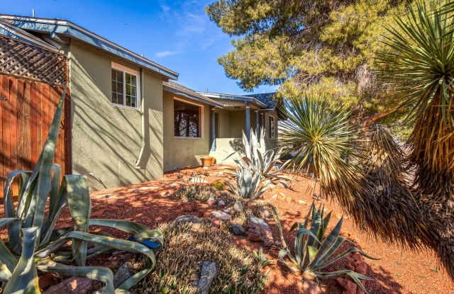 Stunning Turn of the 20th Century Home in Clarkdale - Unfurnished, 1-year long-term rental Gallery 4
