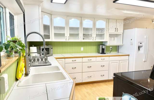 Gorgeous 3 Bedroom Home in Tacoma w/ Water Views and Large Primary! Gallery 3