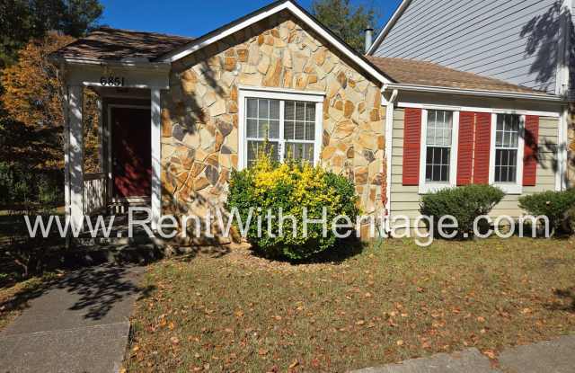 WOW!!! GORGEOUS DUPLEX / GREAT ROOMMATE FLOORPLAN / UPGRADES / GREAT LOCATION / PRIVATE YARD - 6851 Panda Court, Cobb County, GA 30168