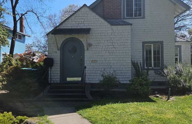 Spacious older home in quiet neighborhood - 16 Ross Court, Medford, OR 97501