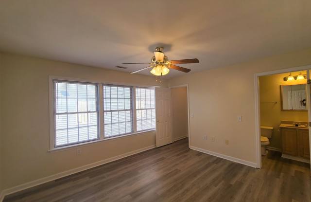 Newly Renovated - 2 Bedroom, 2.5 Bath Townhome Near Med Center - Available 08/05! Gallery 2