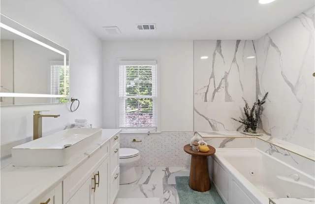 Room in 7 Bedroom Home at Glenwhite Dr Gallery 3