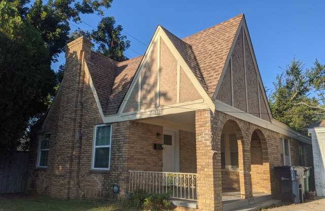 Cozy 2 Bedroom 1 Bath Home In Great Location! $1125 Per Month! - 1613 North Linn Avenue, Oklahoma City, OK 73107