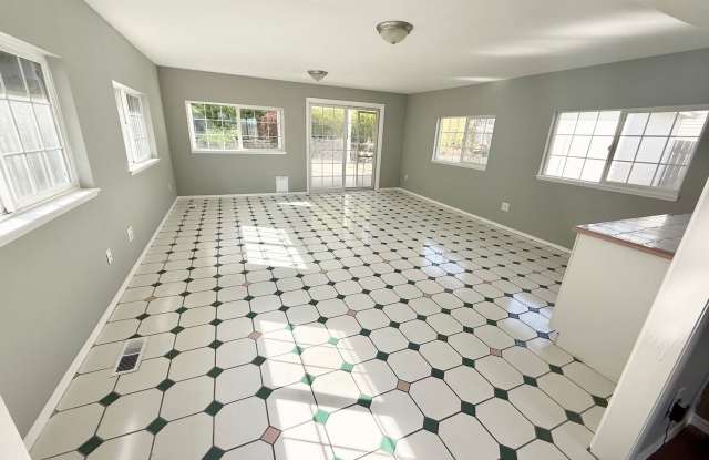 Beautiful Home in Convenient Location Gallery 4