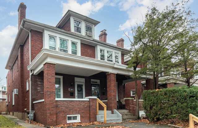 AVAILABLE FOR NOW!! 3BR/1BA WITH GARAGE!! Gallery 1