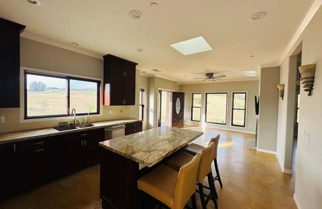 Serene 2-Bedroom Mountain Retreat with Stunning Views photos photos