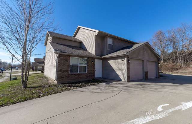 Northern 4 Bedroom Duplex - 1525 Bodie Drive, Columbia, MO 65202