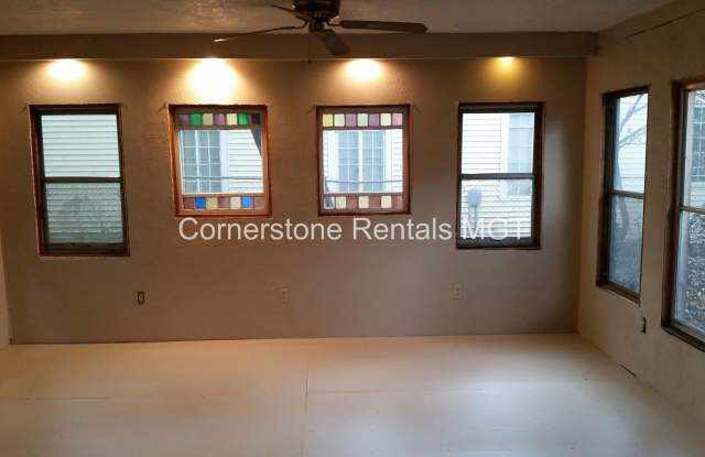 5-Bedroom House | Large Yard + Deck | In-Unit Laundry | Pet Friendly Gallery 1