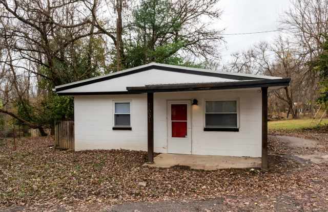 2 BED, 1 BATH LOCATED ONE MILE FROM IU CAMPUS - 1631 South Huntington Drive, Bloomington, IN 47401