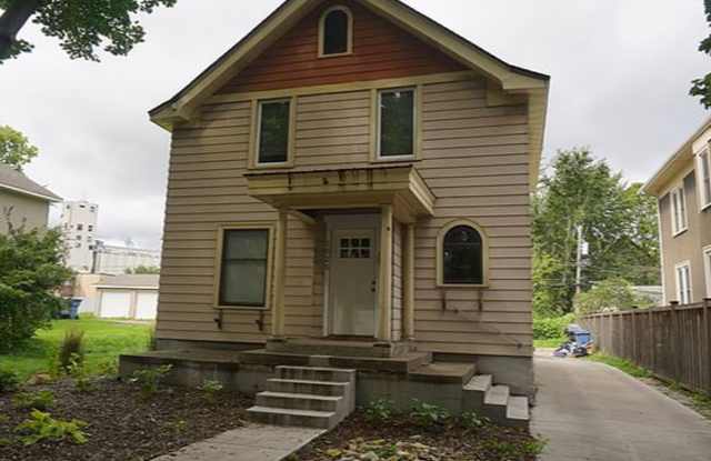 Affordable 5-Bedroom House Near U of M Campus Gallery 1