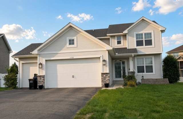 Spacious 5Bed 3.5Bath Home in Shakopee!  Finished Basement! Gallery 1