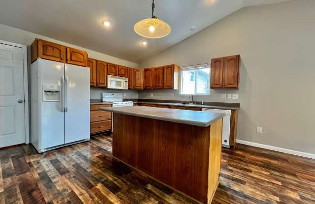 Charming 3-Bed/2-Bath Home in Loveland! Gallery 4