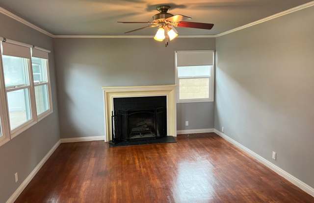 Adorable 3 Bed, 1 Bathroom Single Family Home in Orange Gallery 3