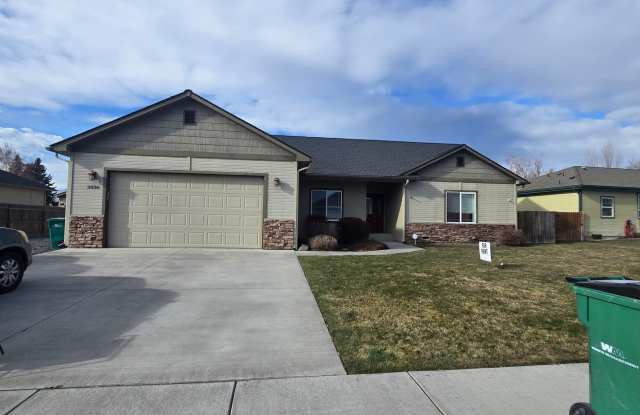 1920 square foot single family home has 4 bedrooms and 2.0 bathrooms. - 3830 Valinda Way, Altamont, OR 97603