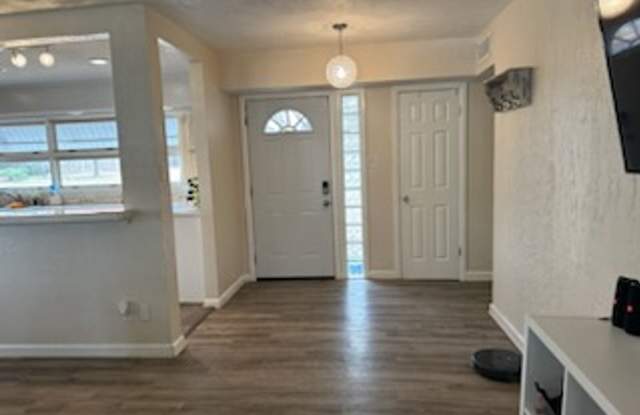 3 bed 2 bath Home with Pool! Gallery 3