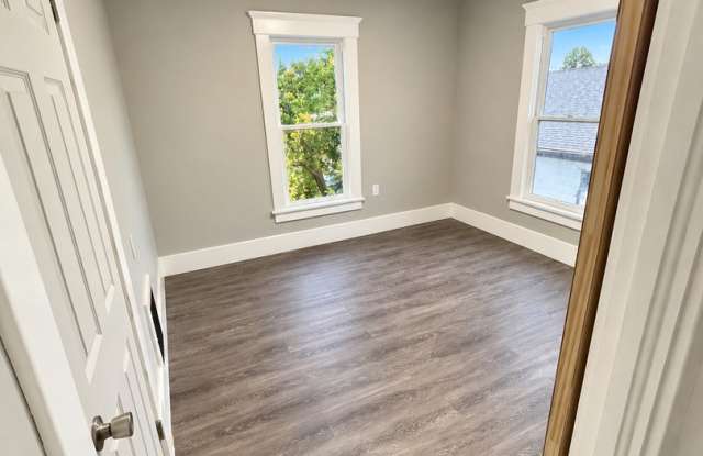 2/3 Bedroom Upstairs Duplex Gallery 4