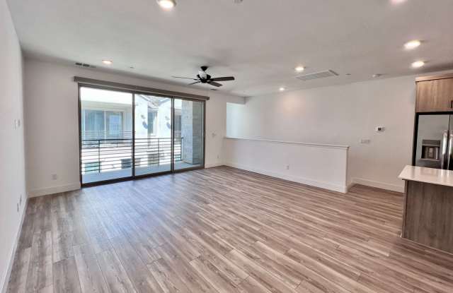 $2,395 Copper & Willow, 3 Bedroom Townhouse - Honeysuckle Ln, Fresno/ Solar Panels Gallery 4