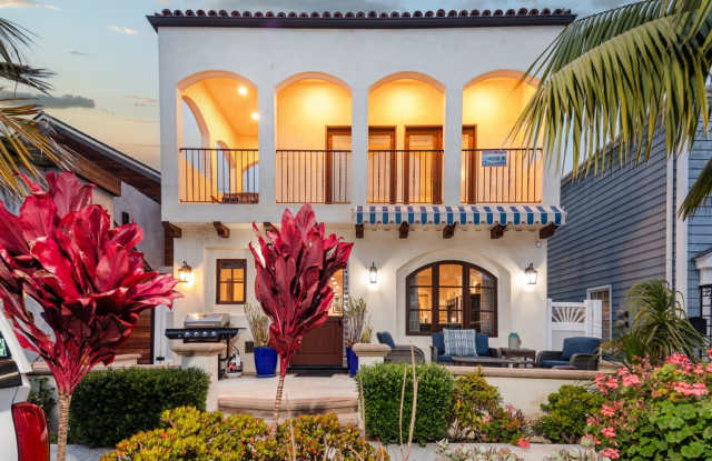 Newport Beach Balboa Peninsula Beach House with Rooftop Deck | Weekly & 30+ Night Stays photos photos Newport Beach Balboa Peninsula Beach House with Rooftop Deck | Weekly & 30+ Night Stays photos photos