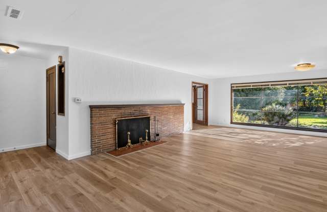1541 Northeast Northgate Way Gallery 1