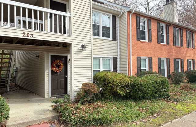 Conveniently Located 2 Bed Condo Near Colonial Williamsburg - 283 Patriot Lane, Williamsburg, VA 23185