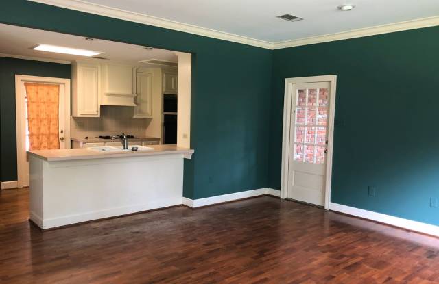 Spacious Broadmoor Home with Large Yard & Detached Bonus Space Gallery 4