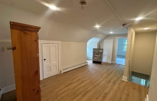 UPDATED 2 Bed/ 1 Bath Apartment in East Greenwich Gallery 3
