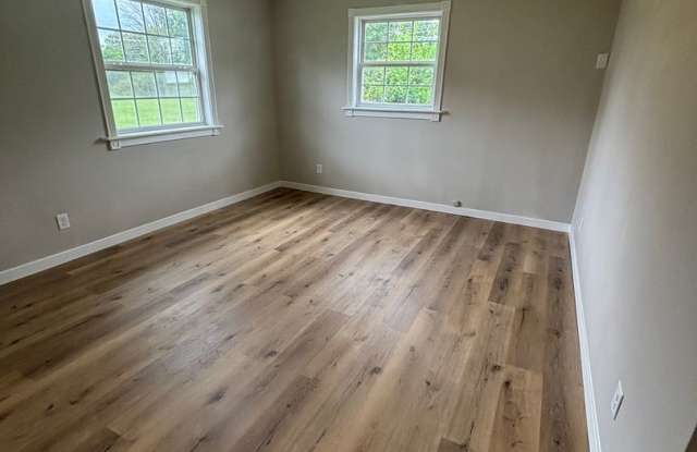 Newly Renovated 2 Bed 1 Bath Apt Move In Special!! photos photos