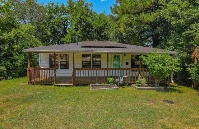 Charming 3 Bed 1.5 Bath home walkable to campus photos photos