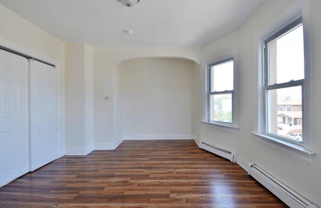 135 LORD AVE Gallery 4