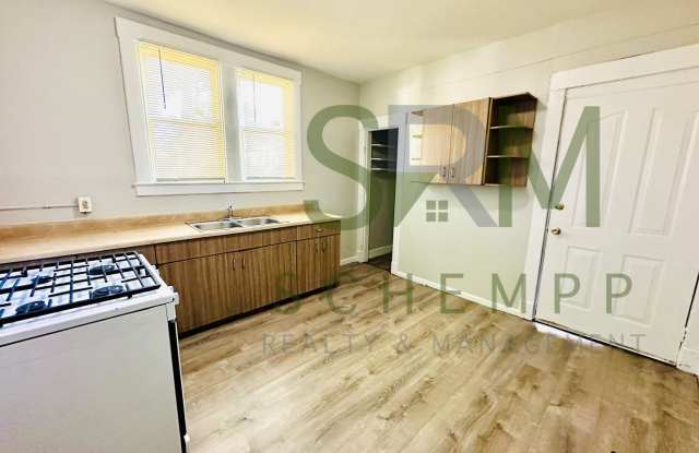 Updated Three Bedroom close to Churchill Downs-Section 8 accepted - 725 Iowa Avenue, Louisville, KY 40208