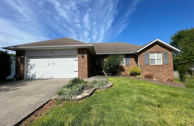 FULLY FURNISHED 4 BEDROOM, WALKOUT BASEMENT - SHORT TERM 6 MONTH RENTAL AVAILABLE IN OZARK! photos photos