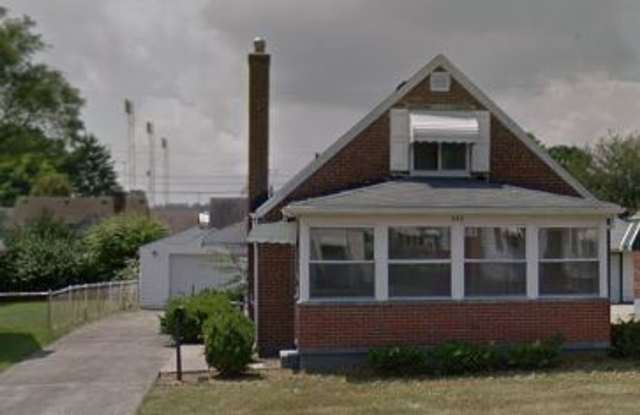 Great 4 bed 2 bath near UD and Dayton central...with garage  AC with laundry hook ups! - 432 West Stewart Street, Dayton, OH 45417