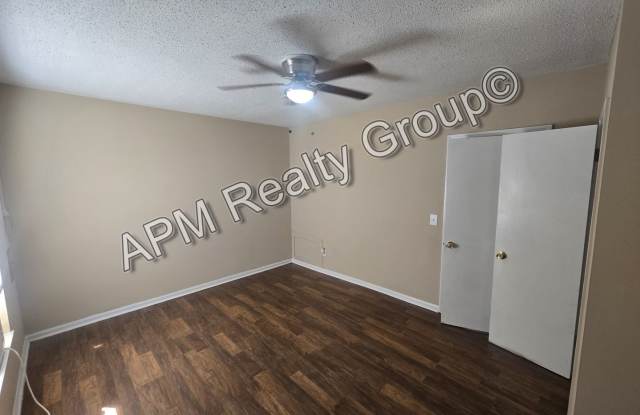Two bedroom upstairs apartment Gallery 3