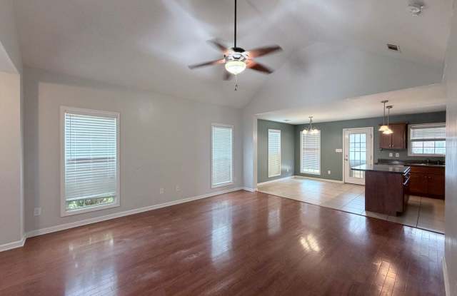 Before you rent an apartment in Grovetown...3BR /2 Baths , Split floor plan, fenced yard, 2car garage & Community pool +extra storage Gallery 3
