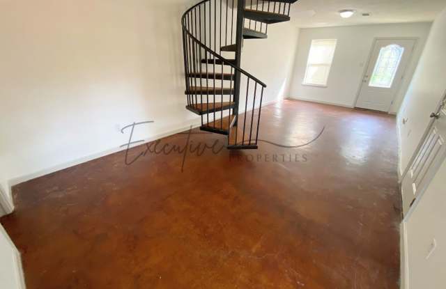 Updated 2-Bed Townhouse Steps from McNeese - W/D Included Gallery 3