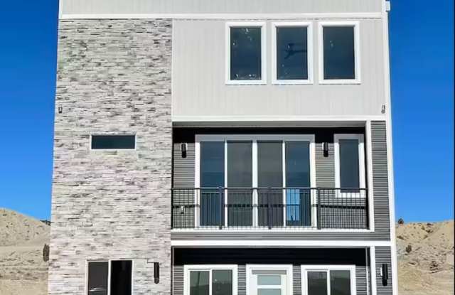 Modern 3-Story House with Rooftop Access photos photos