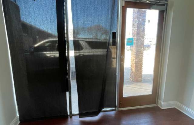 Gorgeous Commercial Unit off of North Market! Gallery 3