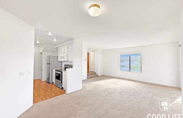 SD: 2BD/1.5BA Townhome in La Jolla w/ Private Balconies, 2-Car Garage & Community Pool! Gallery 1