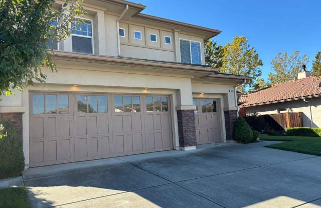 Beautiful 3-Bedroom Home in Paradise Valley West with 3-Car Garage Gallery 4