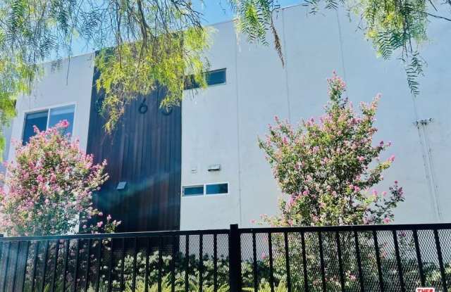 5263 Riverton Ave Gallery 2
