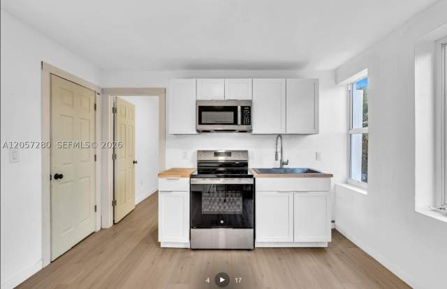 709 SW 4th Ct Gallery 3
