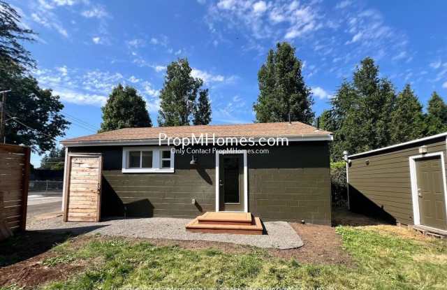 Updated Two Bedroom Bungalow in Milwaukie - Move-in Special! photos photos