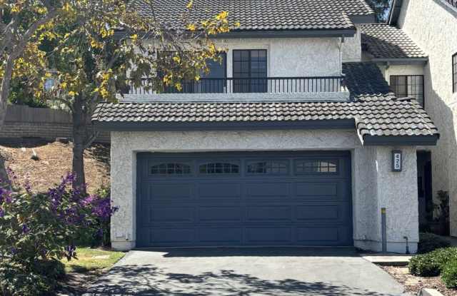 Charming 3 Bedroom/2.5 Bathroom Townhome Available September 1st photos photos