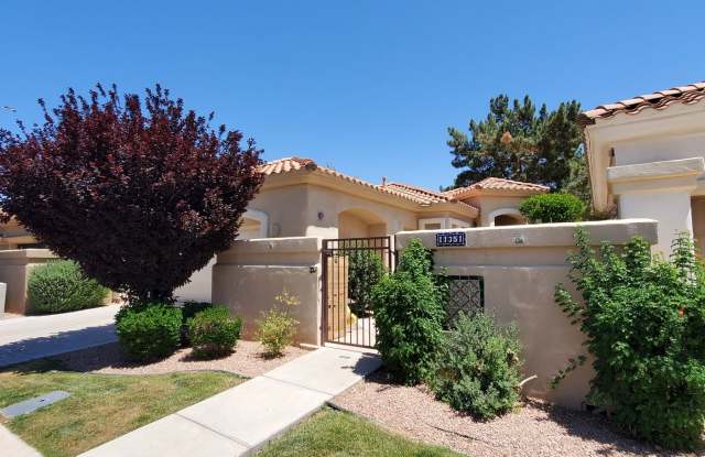 EXQUISITE SCOTTSDALE COUNTRY CLUB RENTAL ON GOLF COURSE - 11351 North 78th Street, Scottsdale, AZ 85260