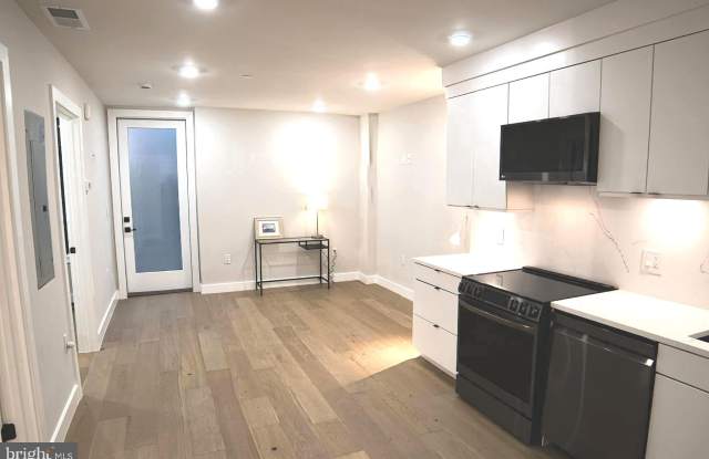 1208 M Street NW unit: 2 photos photos